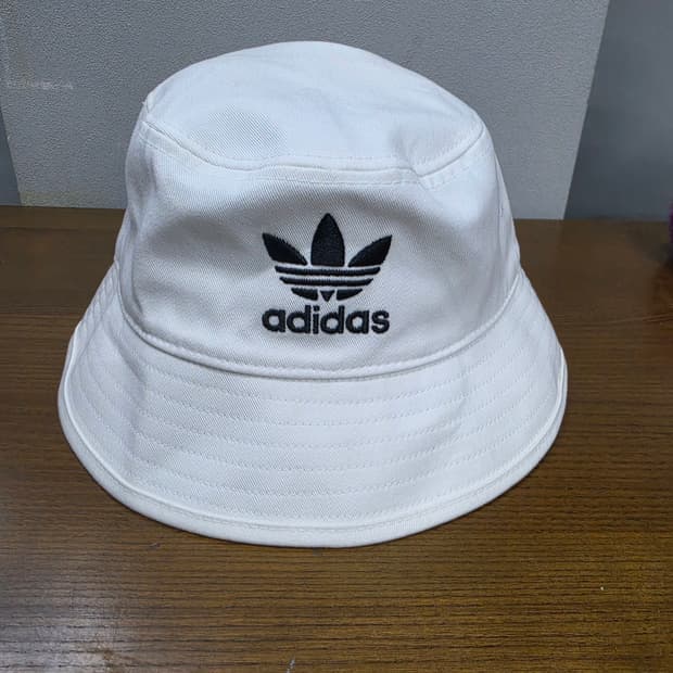 아디다스 화이트 버킷햇