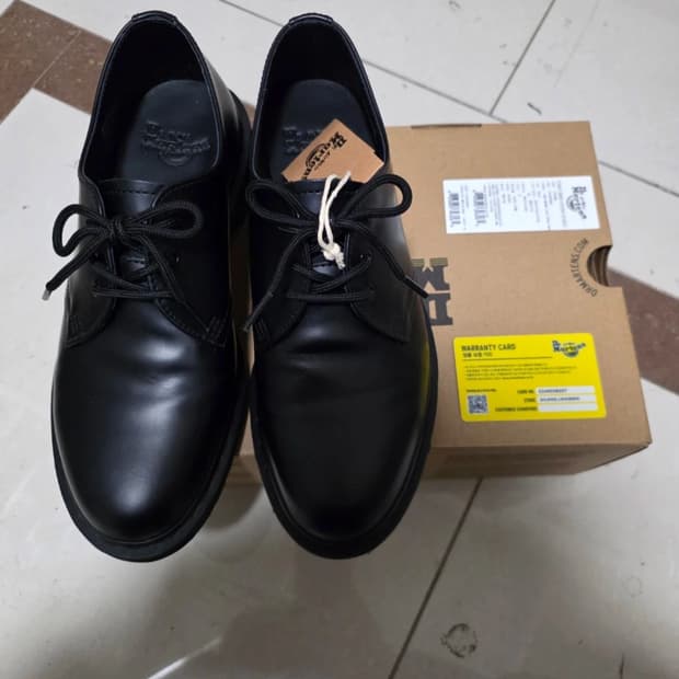 닥터마틴 1461 모노 UK8 (270) 판매합니다.
