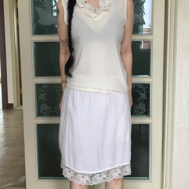 Ruffle point sleeveless