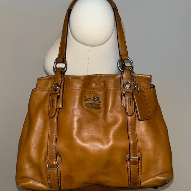 🎉BLACK FRIDAY🎉 Coach beige bag