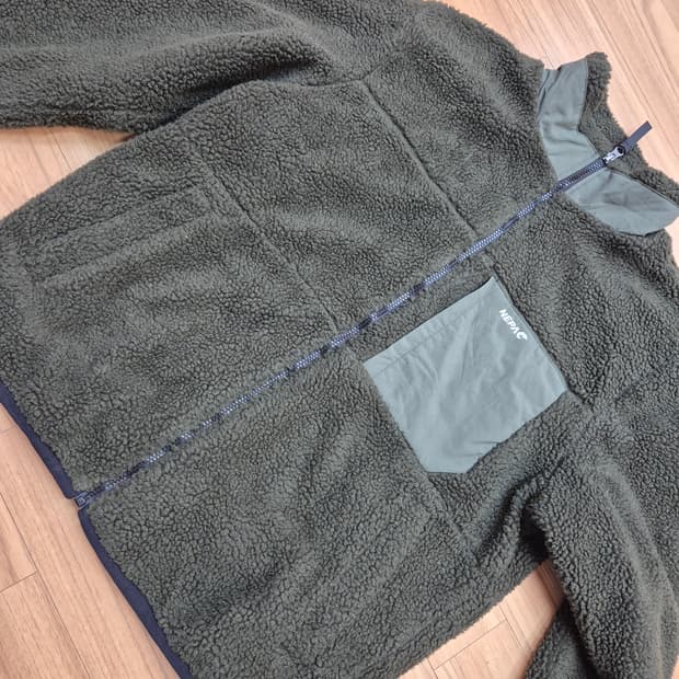 네파 남성용 후리스 점퍼 판매합니다. 사이즈는 105이고, 재질은 폴리에