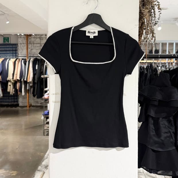 루즈 블랙 프릴 스퀘어넥 하프 탑