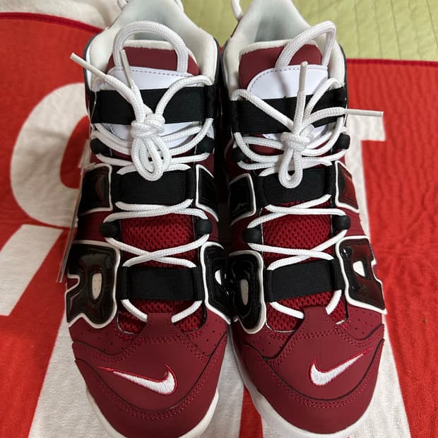 나이키 모어 업템포 크리스마스 300사이즈