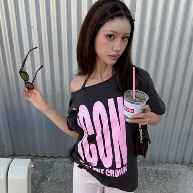 라티젠 QUEEN ONE-SHOULDER T-SHIRT(CHARCOAL)
