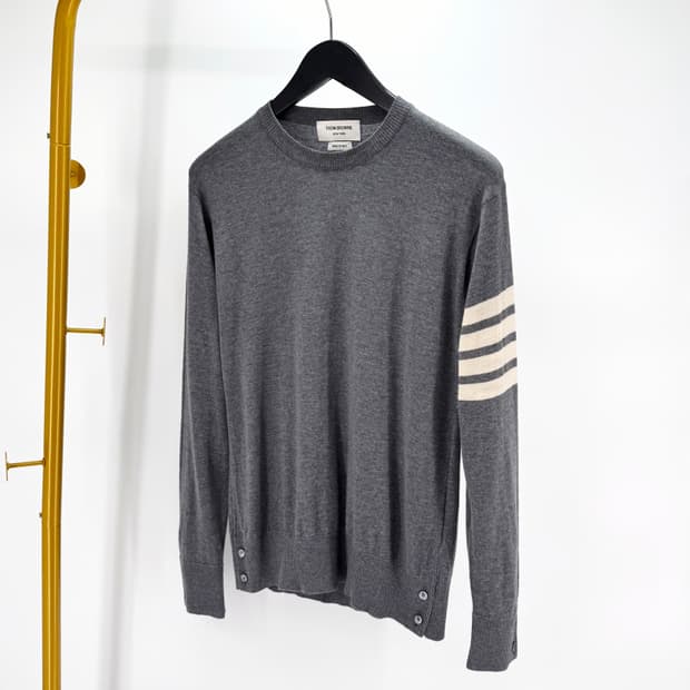 [3사이즈] 톰브라운 사선완장 메리노울 니트 그레이 (MKA002A)