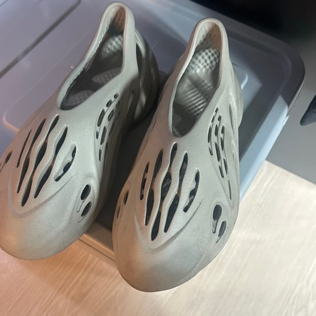 아디다스 이지 폼 러너 스톤솔트 색상입니다. 