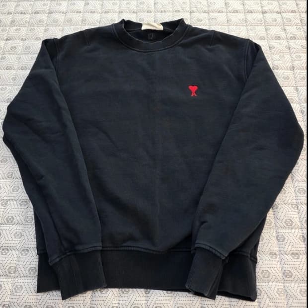 아미 AMI 블랙 하트 로고 맨투맨 95