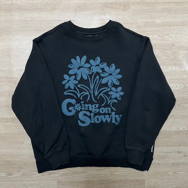 비바스튜디오 플라워 빅로고 프린팅 맨투맨 티셔츠 [블랙] L/100