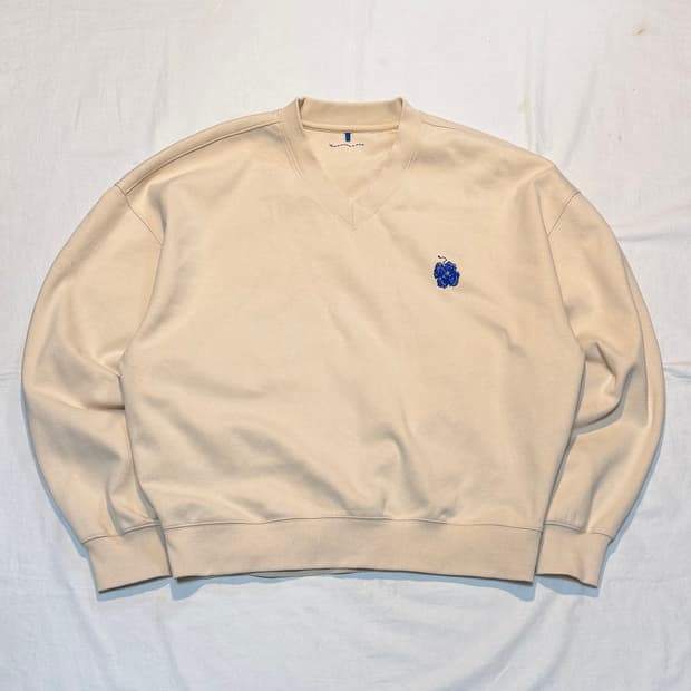 아더에러 20FW 블루블라썸 맨투맨 스웻셔츠 아이보리