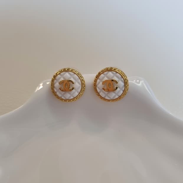 샤넬 화이트퀼팅 골드CC 단추 귀걸이 업사이클링