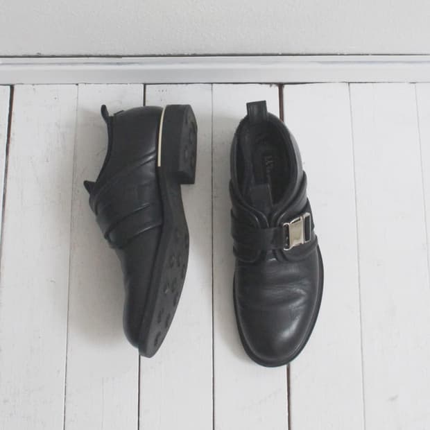 ys metal buckle leather shoes