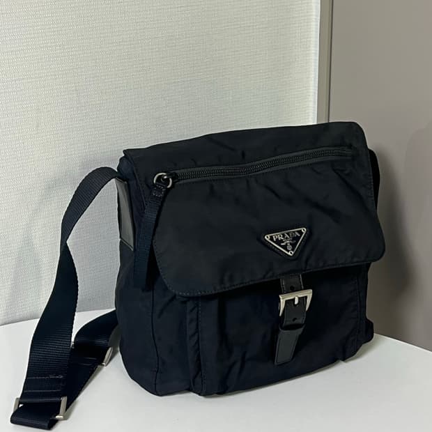 프라다 나일론 원버클 크로스백