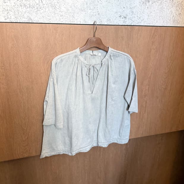 니코앤드 블라우스 하프 슬리브 넥 스트링 타이 디테일 루즈핏 라이트그레이