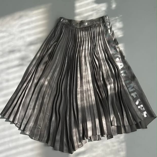 타임 포스트모던 한섬 레터링 디테일 플리츠 스커트