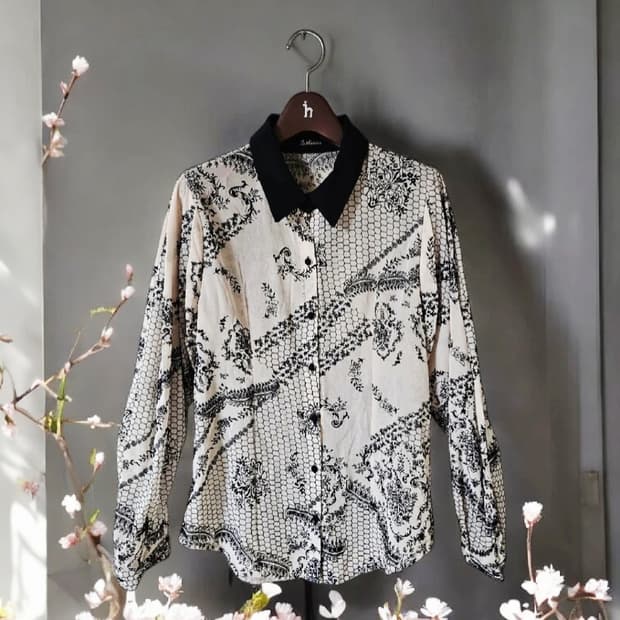 카타리나 아이보리 블랙 카라 플라워 자수 블라우스 55