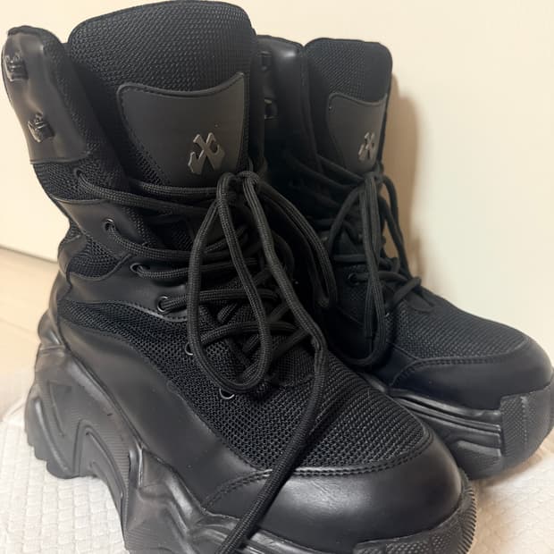 YEEL 부츠 240 사이즈 판매합니다