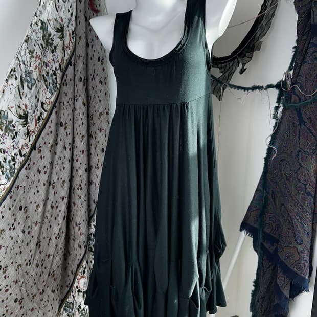 소프트 플로우 슬리브리스 원피스