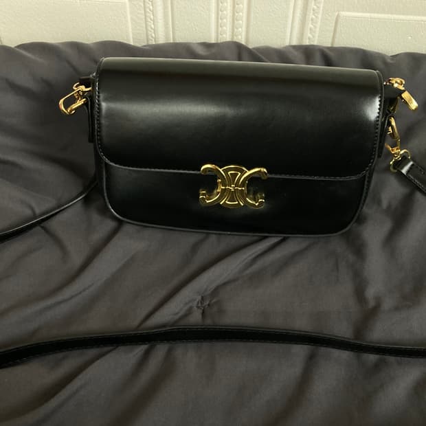 셀린느 블랙 금장 트리오페 크로스백 