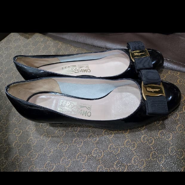 페라가모 바라 유광 펌프스