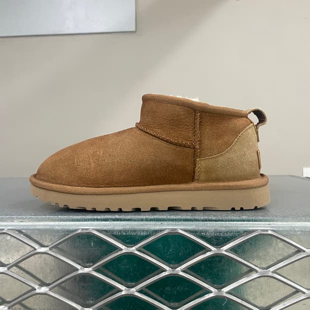 어그 클래식 울트라 미니 체스트넛 230