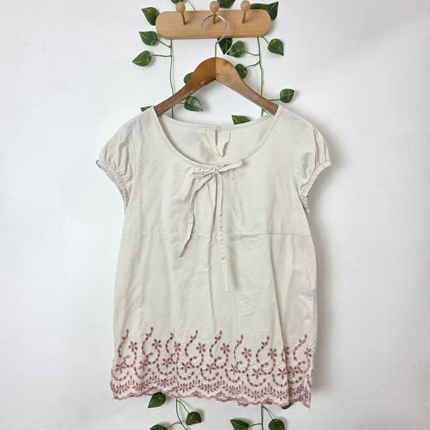 밑단 펀칭 블라우스