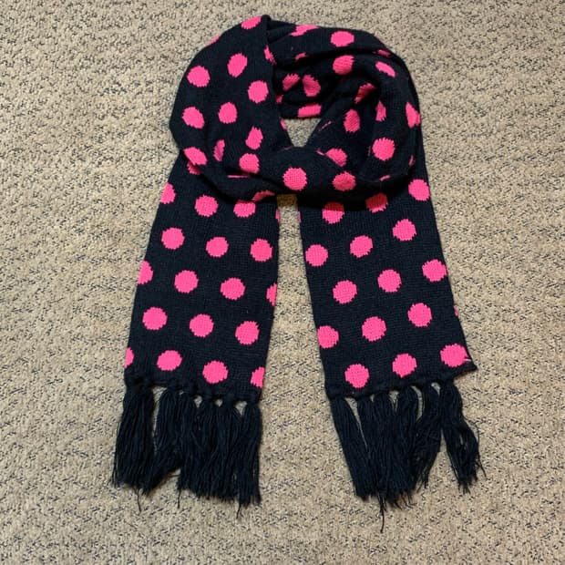 Pink dot knit muffler