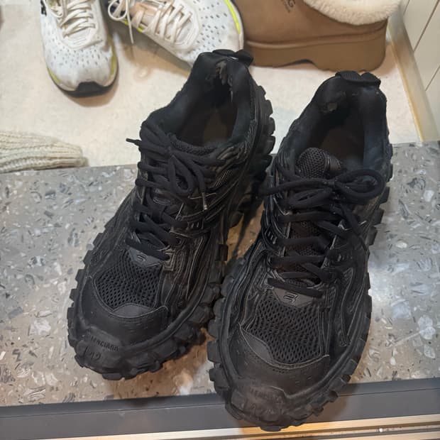 발렌시아가 디펜더 42사이즈 270