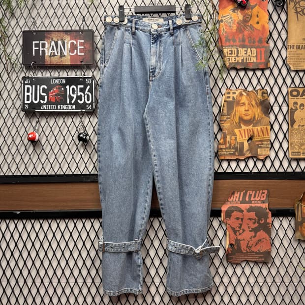 김해김 데님 팬츠 멀티 버튼 디테일 연청