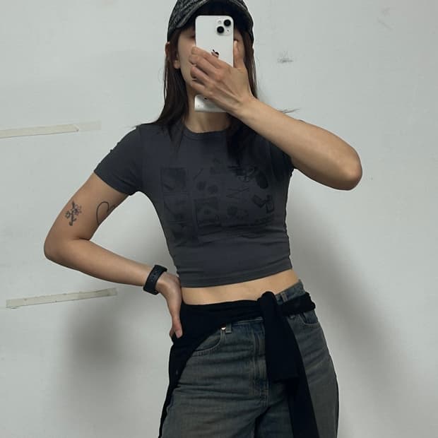 오드 스튜디오 콜라주 그래픽 크롭 티셔츠 차콜