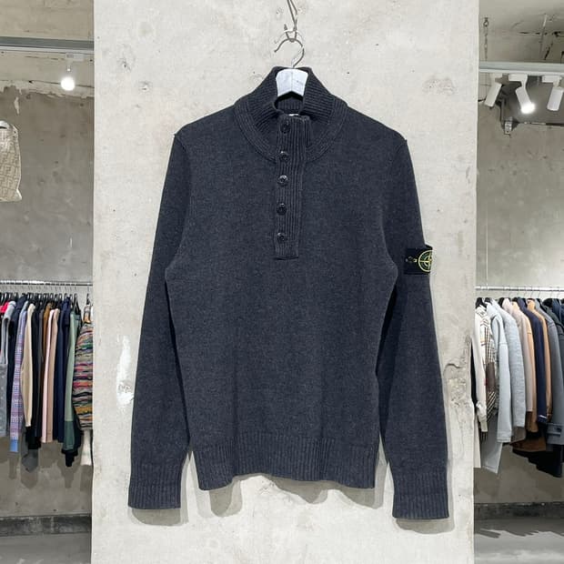 스톤 아일랜드 차콜 하프 버튼 와펜 폴라 스웨터