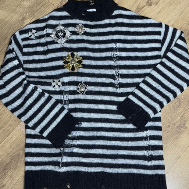 발망 브로치 스트라이프 풀오버 니트