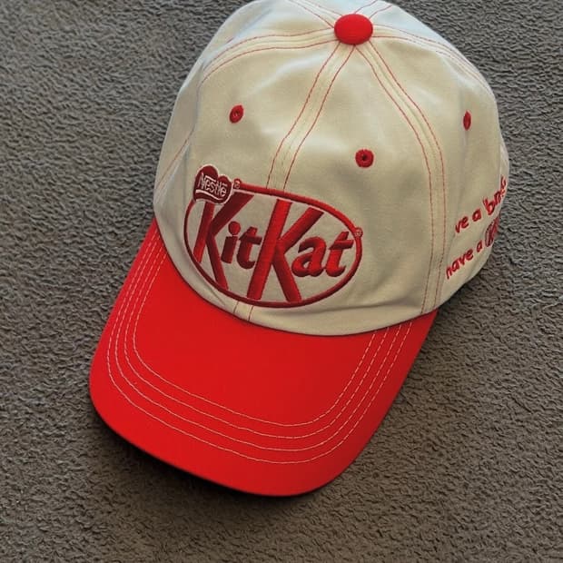 에이카화이트 X 킷캣 볼캡