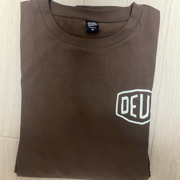 데우스 롱슬리브 브라운