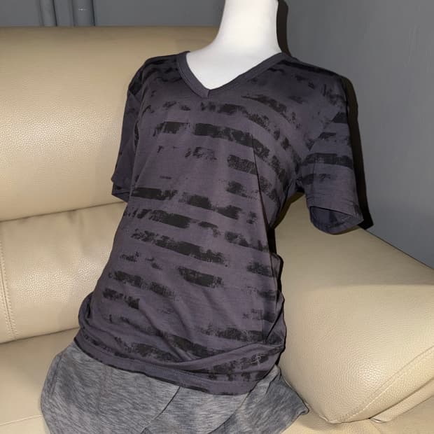 No id grunge printing top