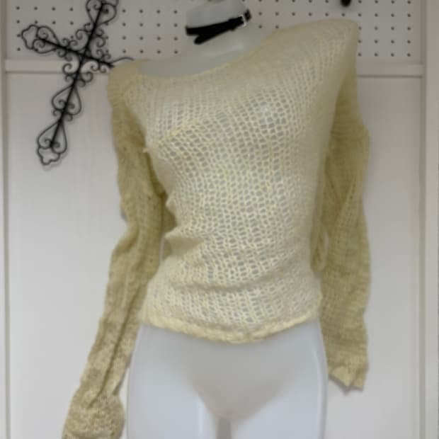 • Ivory crochet knitwear