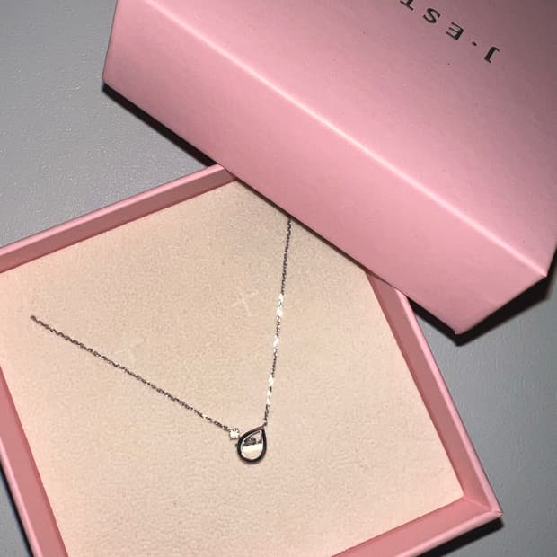 아이유 목걸이 제이에스티나 (새상품)