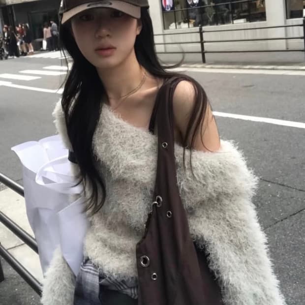 애프터아워즈 소프트 헤어리 원숄더 니트