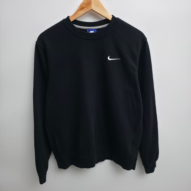 [L] 나이키 스우시 블랙 맨투맨