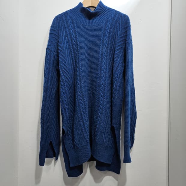 청색 꽈배기 터틀넥 니트 풀오버