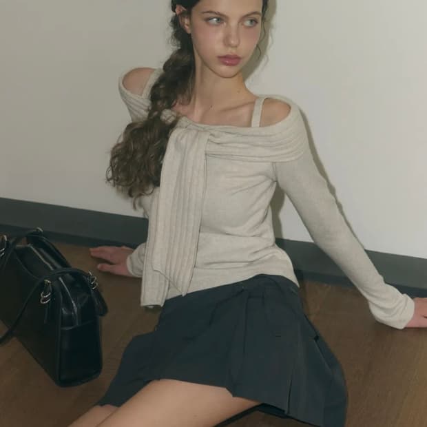 레더리 오프숄더 니트