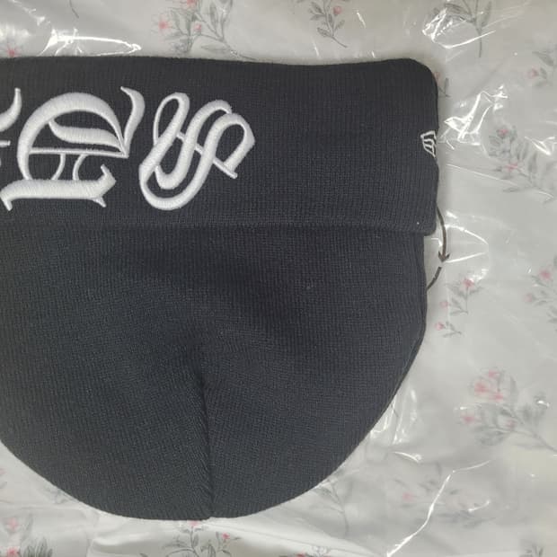 슈프림 뉴에라 블랙레터 비니 