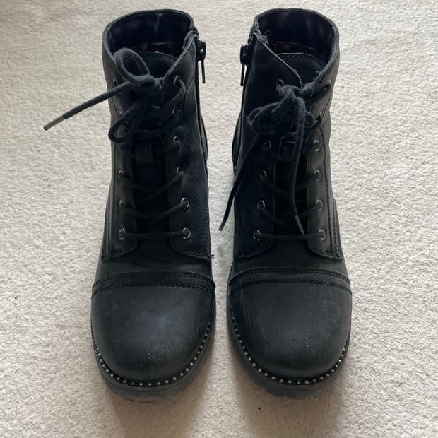 스터드 6홀 컴뱃 부츠