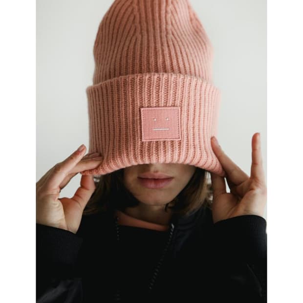 아크네스튜디오 페이스 로고 비니