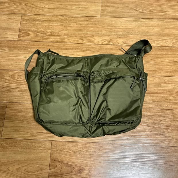 유니클로 멀티포켓 크로스백(포터맛가방)