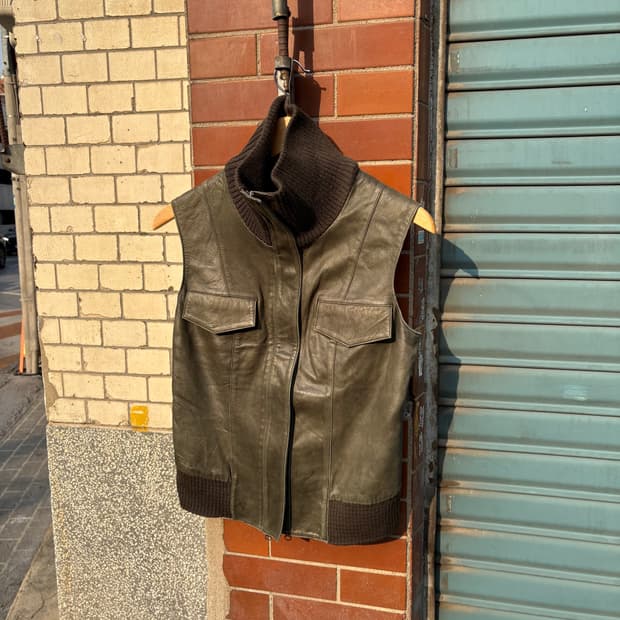 올리브 터틀넥 니트 레더 집업 베스트