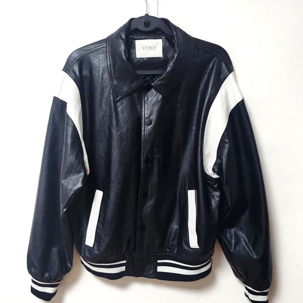 VTWO 브랜드의  레더 바시티 자켓