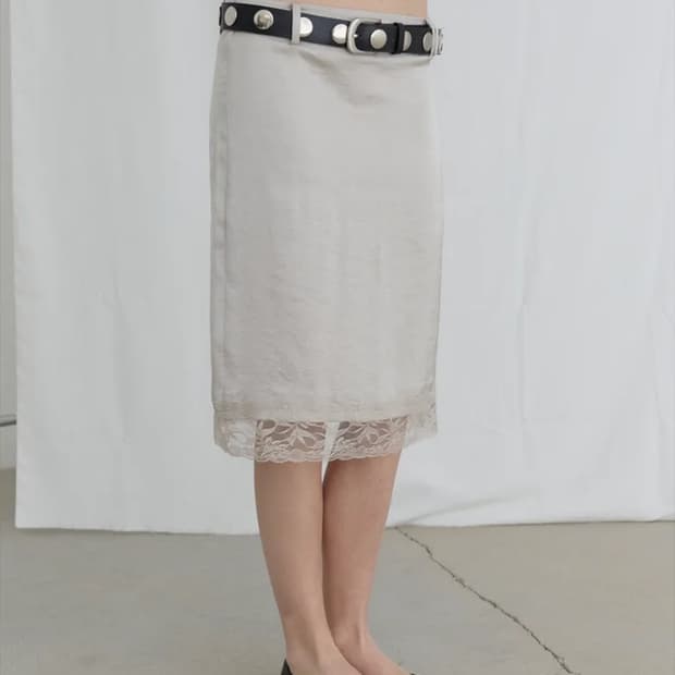 오데스 클래식 새틴 미디 스커트