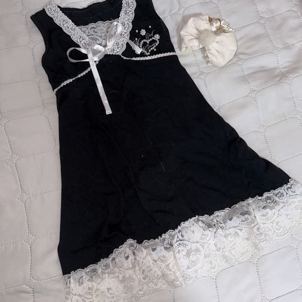 블랙 헤이세이 슬리브리스 리본 레터링 러블리 레이스 핀터깔 탑