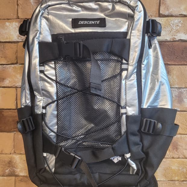 데상트 루프 백팩 실버