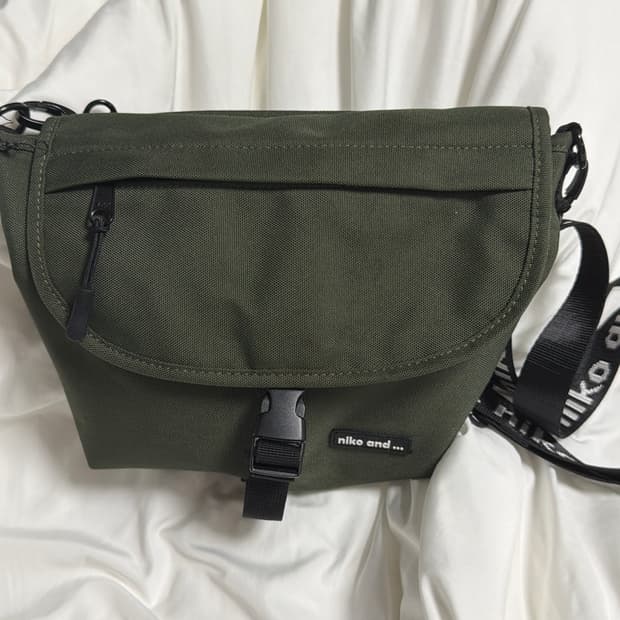니코앤드 가방 크로스백 카키